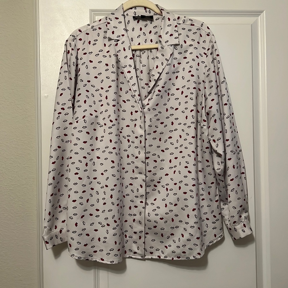 Jones New York "Lips" Blouse 😘👚